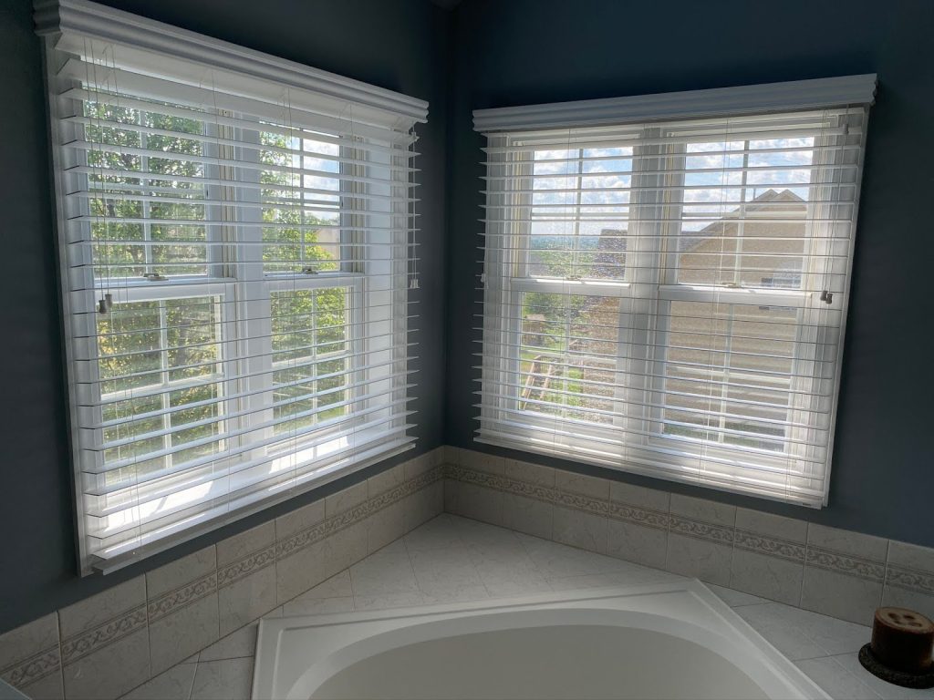 Custom faux wood blinds vs off-the-shelf vinyl blinds Options: Why Made‑to‑Measure Matters for Busy Homes